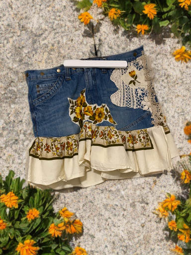 Ein bunter Rock aus Jeansstoff mit einem floral gemusterten Saum.